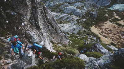 几位登山者白天在岩壁上